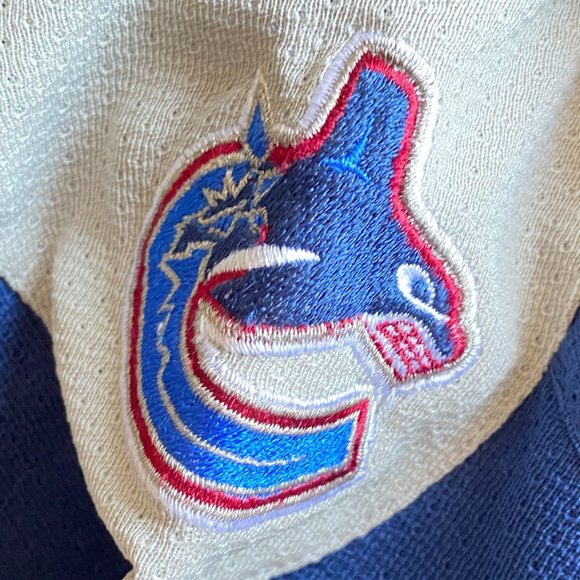 Vintage NHL Official Canucks Jersey Mighty Mac Sports Boy's Kid's Unisex - Picture 7 of 9
